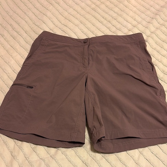 L.L. Bean Relaxed Fit Women’s Nylon Shorts. Size 10 - Picture 1 of 8